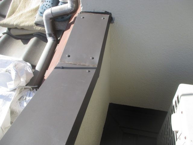 加古川市で笠木の新設を行っているところ